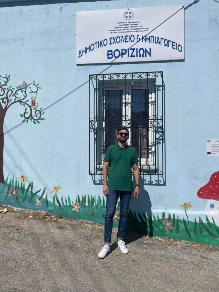 Χίλια Μπράβο: Νεαρός δάσκαλος σε χωριό 500 κατοίκων μεταμόρφωσε το σχολείο σε παράδεισο για τα παιδιά