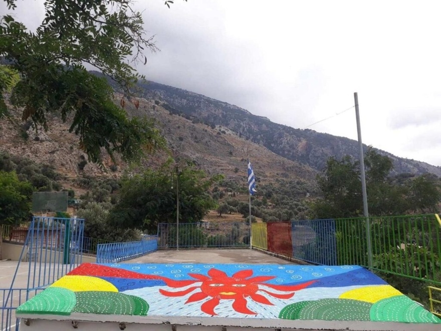 Χίλια Μπράβο: Νεαρός δάσκαλος σε χωριό 500 κατοίκων μεταμόρφωσε το σχολείο σε παράδεισο για τα παιδιά