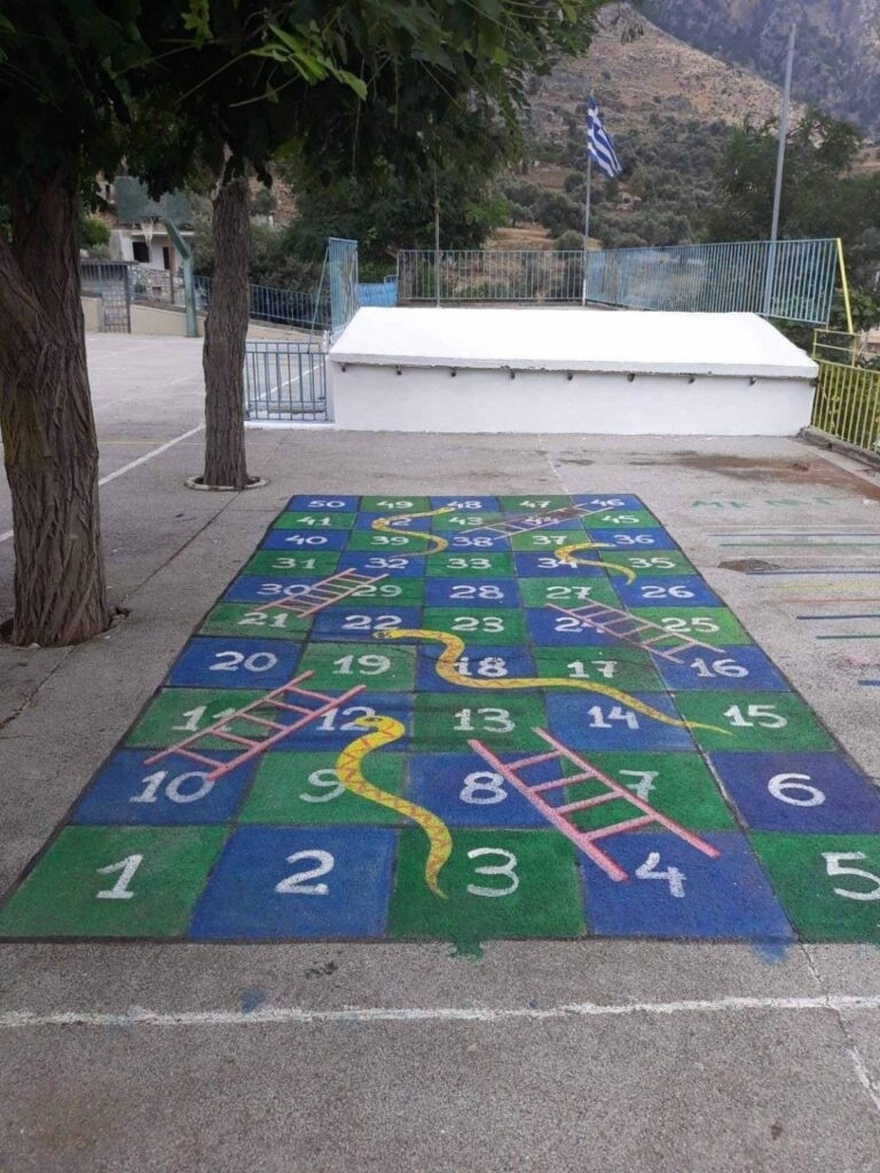 Χίλια Μπράβο: Νεαρός δάσκαλος σε χωριό 500 κατοίκων μεταμόρφωσε το σχολείο σε παράδεισο για τα παιδιά