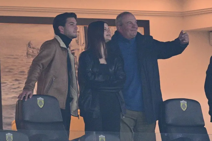 Όλοι τους κοιτούσαν: Κώστας Καραμανλής και Νατάσα Παζαΐτη αγκαλιασμένοι στο ρεβεγιόν της Πρωτοχρονιάς