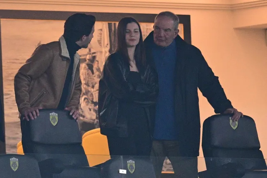 Όλοι τους κοιτούσαν: Κώστας Καραμανλής και Νατάσα Παζαΐτη αγκαλιασμένοι στο ρεβεγιόν της Πρωτοχρονιάς