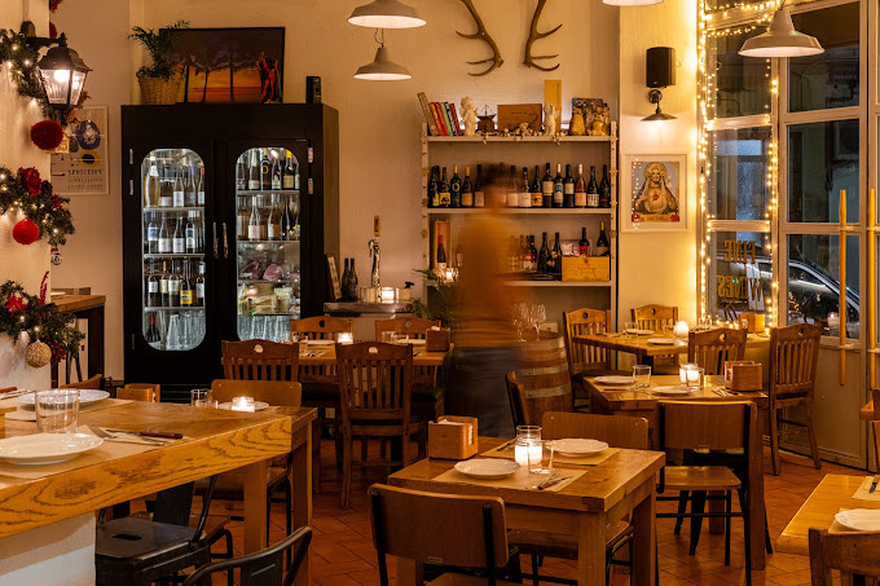 Corks & Forks: Η απόλυτη γαστρονομική εμπειρία με κρασί και γεύσεις που εντυπωσιάζουν στην καρδιά της Αθήνας