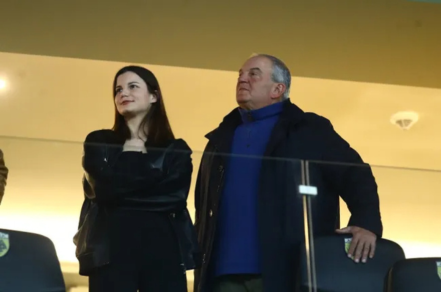 Όλοι τους κοιτούσαν: Κώστας Καραμανλής και Νατάσα Παζαΐτη αγκαλιασμένοι στο ρεβεγιόν της Πρωτοχρονιάς