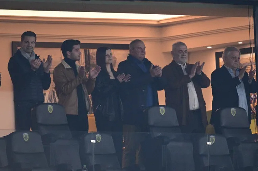 Όλοι τους κοιτούσαν: Κώστας Καραμανλής και Νατάσα Παζαΐτη αγκαλιασμένοι στο ρεβεγιόν της Πρωτοχρονιάς