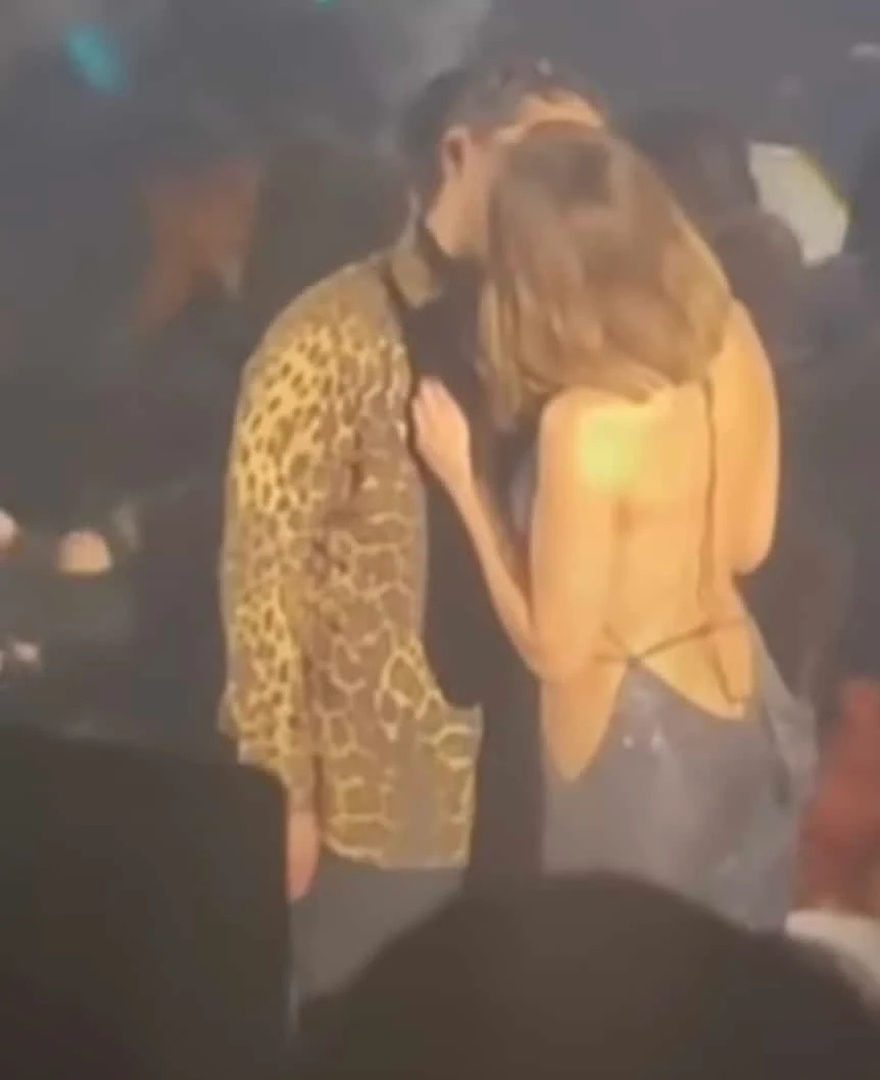 Το βλέπει η Γαρυφαλλιά και τραβάει τα μαλλιά της: Το γλwσσόφιλο Μάστορα- Βανδή πάνω στη σκηνή