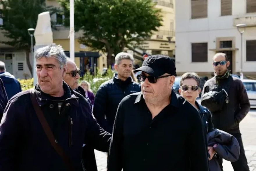 Μανώλης Λιδάκης: Συγκλονισμένα τα αδέρφια του στην κηδεία του – Τον αποχαιρέτησαν με το «Άστρα μη με μαλώνετε»