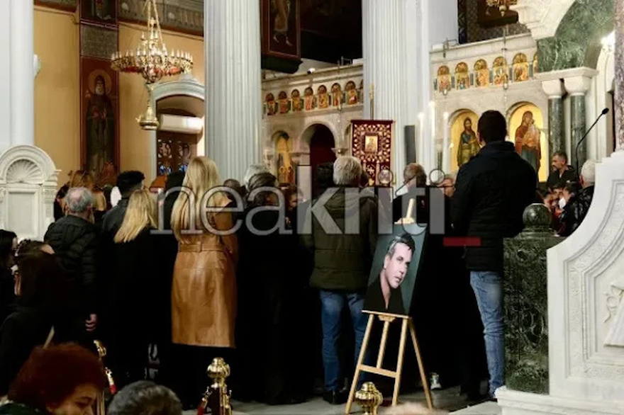 Μανώλης Λιδάκης: Συγκλονισμένα τα αδέρφια του στην κηδεία του – Τον αποχαιρέτησαν με το «Άστρα μη με μαλώνετε»