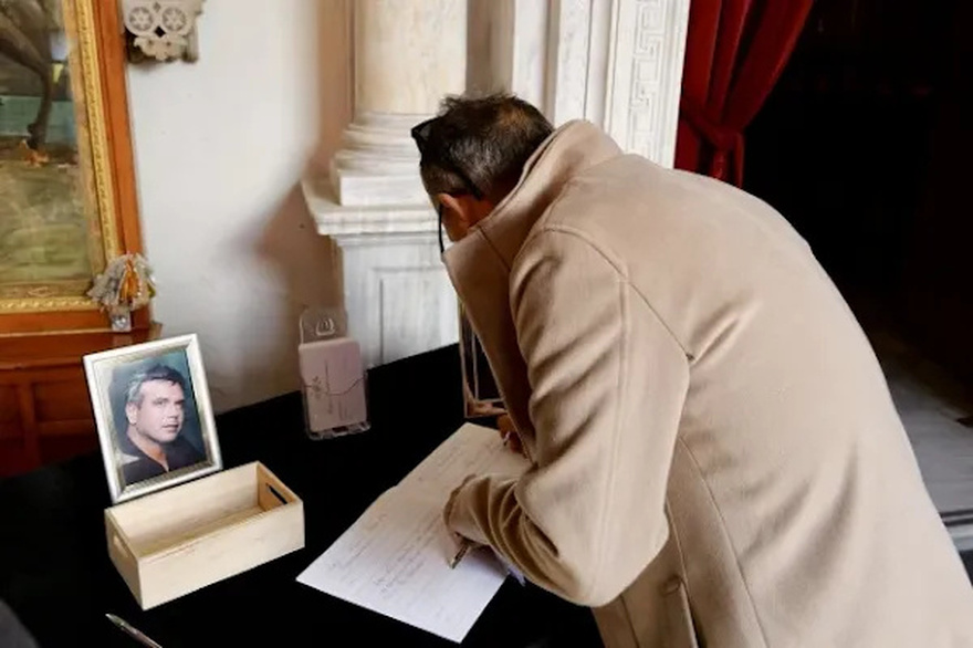 Μανώλης Λιδάκης: Συγκλονισμένα τα αδέρφια του στην κηδεία του – Τον αποχαιρέτησαν με το «Άστρα μη με μαλώνετε»