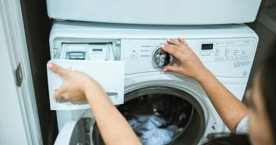 Άλατα και μούχλα στο πλυντήριο ρούχων: Τα καθαριστικά που θα τα εξαφανίσουν