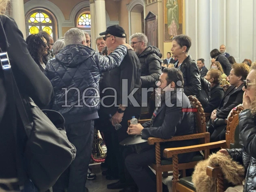 Μανώλης Λιδάκης: Συγκλονισμένα τα αδέρφια του στην κηδεία του – Τον αποχαιρέτησαν με το «Άστρα μη με μαλώνετε»