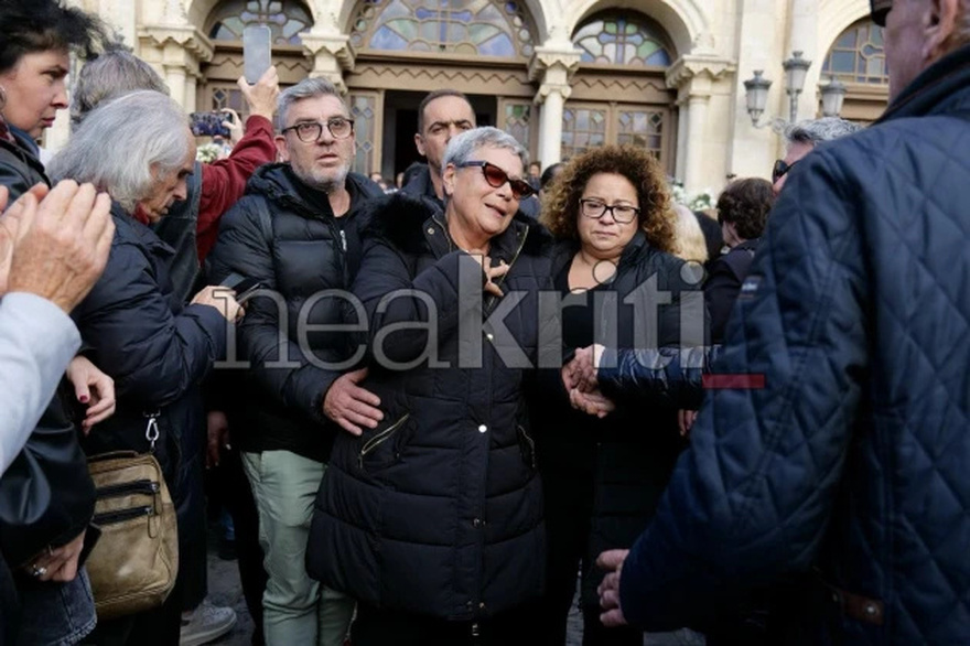 Μανώλης Λιδάκης: Συγκλονισμένα τα αδέρφια του στην κηδεία του – Τον αποχαιρέτησαν με το «Άστρα μη με μαλώνετε»