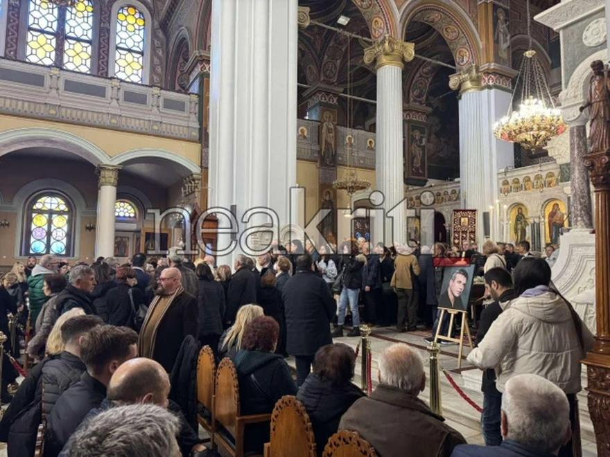 Μανώλης Λιδάκης: Συγκλονισμένα τα αδέρφια του στην κηδεία του – Τον αποχαιρέτησαν με το «Άστρα μη με μαλώνετε»