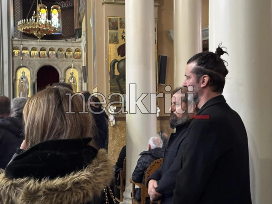 Μανώλης Λιδάκης: Συγκλονισμένα τα αδέρφια του στην κηδεία του – Τον αποχαιρέτησαν με το «Άστρα μη με μαλώνετε»