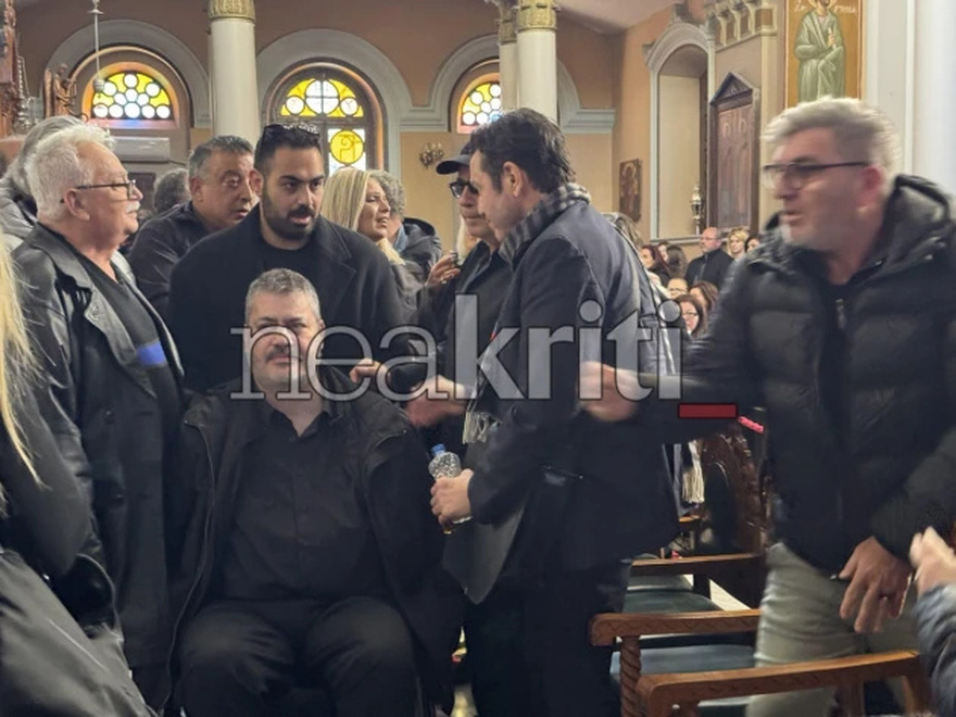 Μανώλης Λιδάκης: Συγκλονισμένα τα αδέρφια του στην κηδεία του – Τον αποχαιρέτησαν με το «Άστρα μη με μαλώνετε»