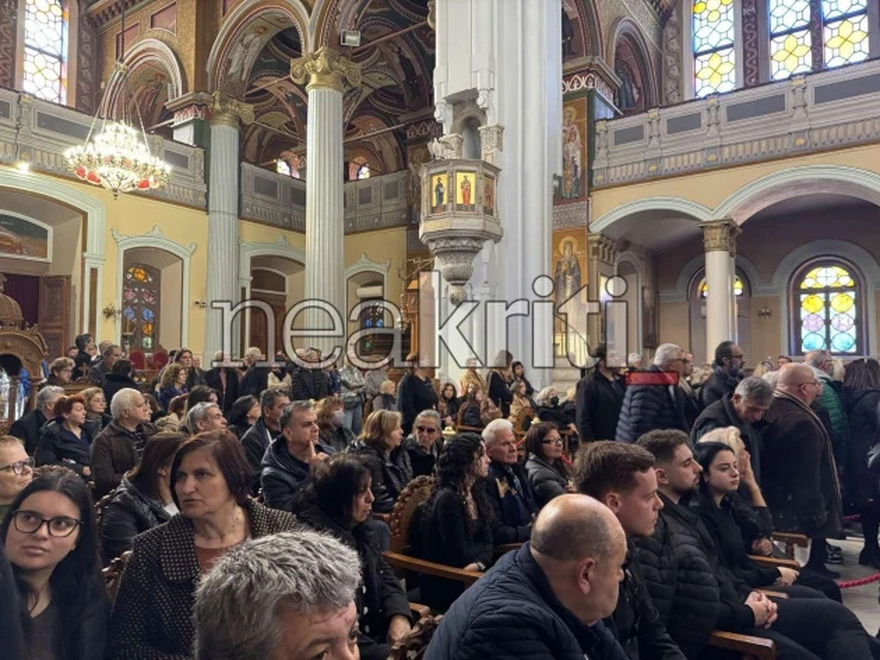 Μανώλης Λιδάκης: Συγκλονισμένα τα αδέρφια του στην κηδεία του – Τον αποχαιρέτησαν με το «Άστρα μη με μαλώνετε»
