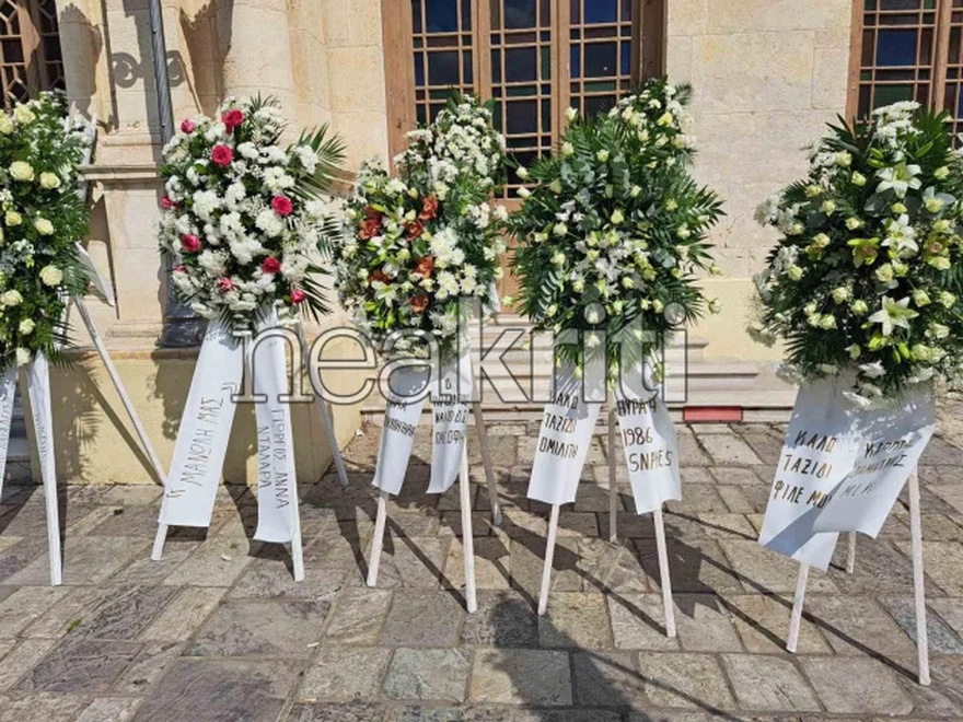 Μανώλης Λιδάκης: Συγκλονισμένα τα αδέρφια του στην κηδεία του – Τον αποχαιρέτησαν με το «Άστρα μη με μαλώνετε»