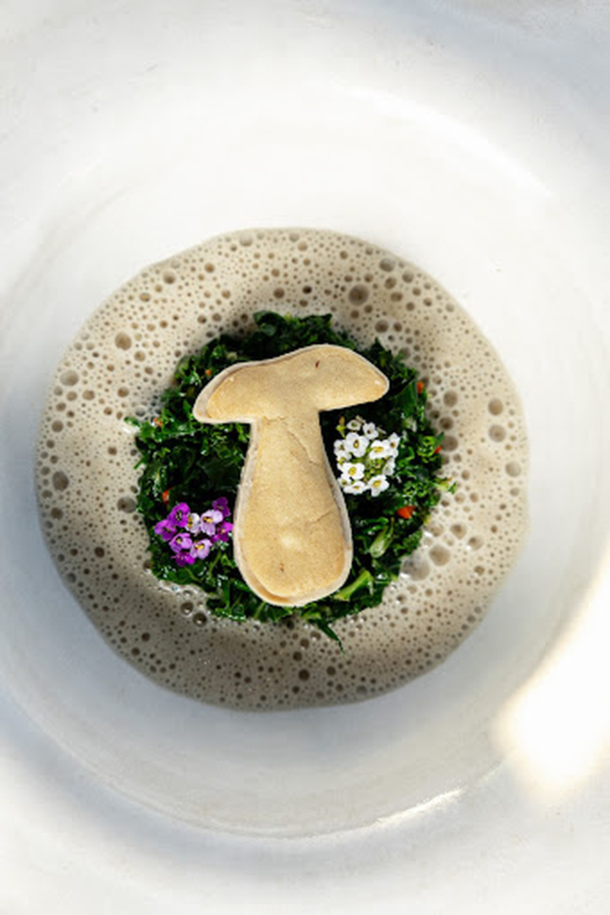 Sense Restaurant: Εστιατόριο με ελληνική κουζίνα και θέα στην Ακρόπολη.