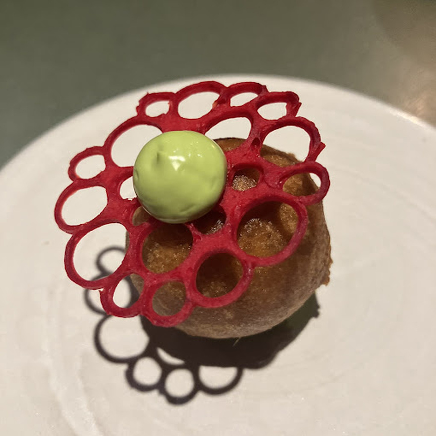 Sense Restaurant: Εστιατόριο με ελληνική κουζίνα και θέα στην Ακρόπολη.