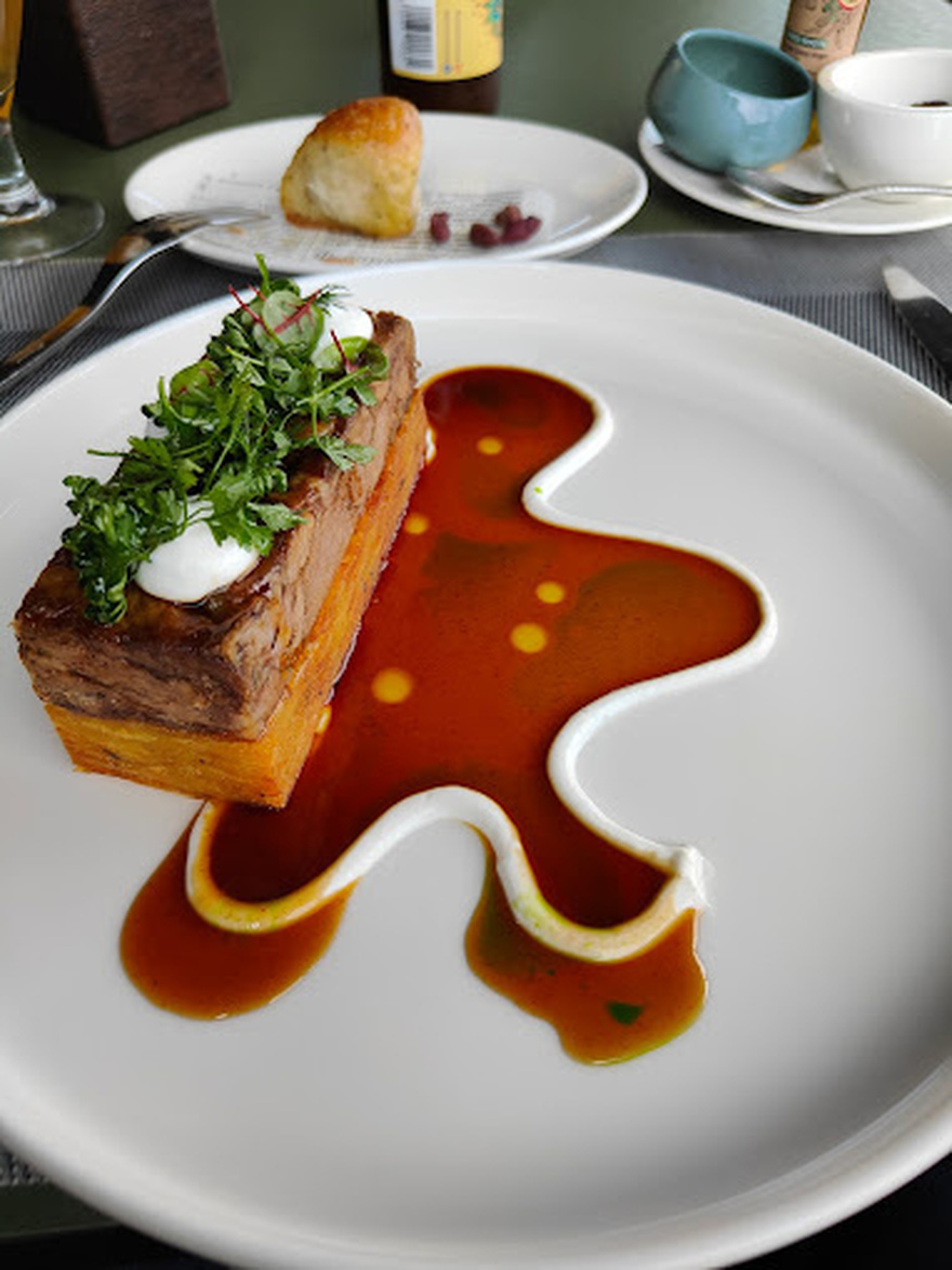 Sense Restaurant: Εστιατόριο με ελληνική κουζίνα και θέα στην Ακρόπολη.