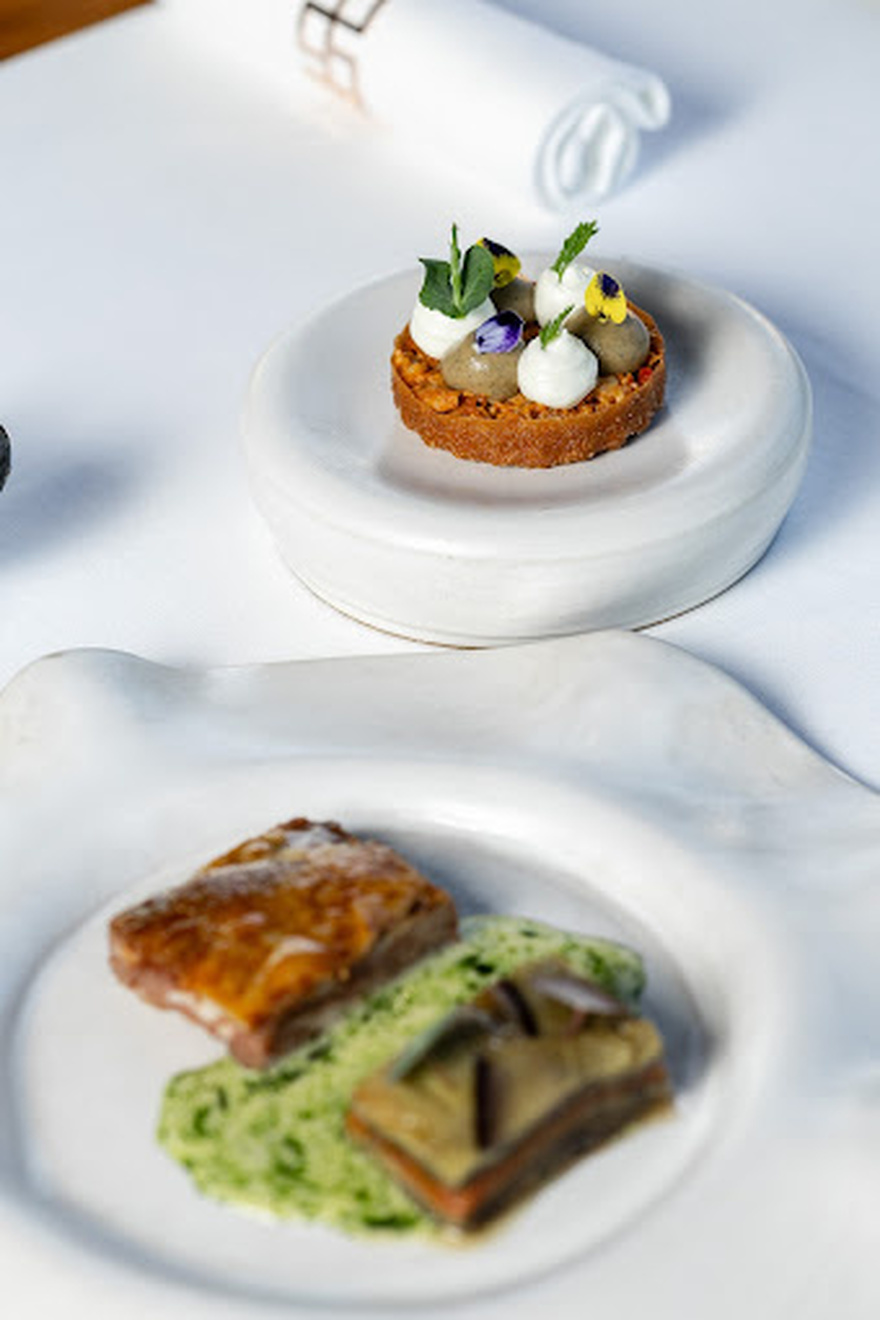 Sense Restaurant: Εστιατόριο με ελληνική κουζίνα και θέα στην Ακρόπολη.