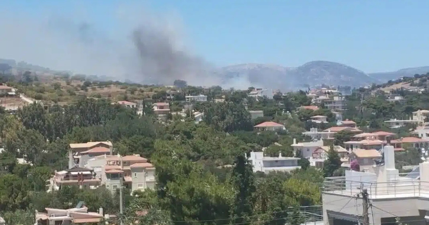 Φωτιά τώρα ανάμεσα σε σπίτια στο Κορωπί – Εκκενώνονται Άγιος Δημήτριος, Γαλάζια Ακτή και Αλθέα (βίντεο)