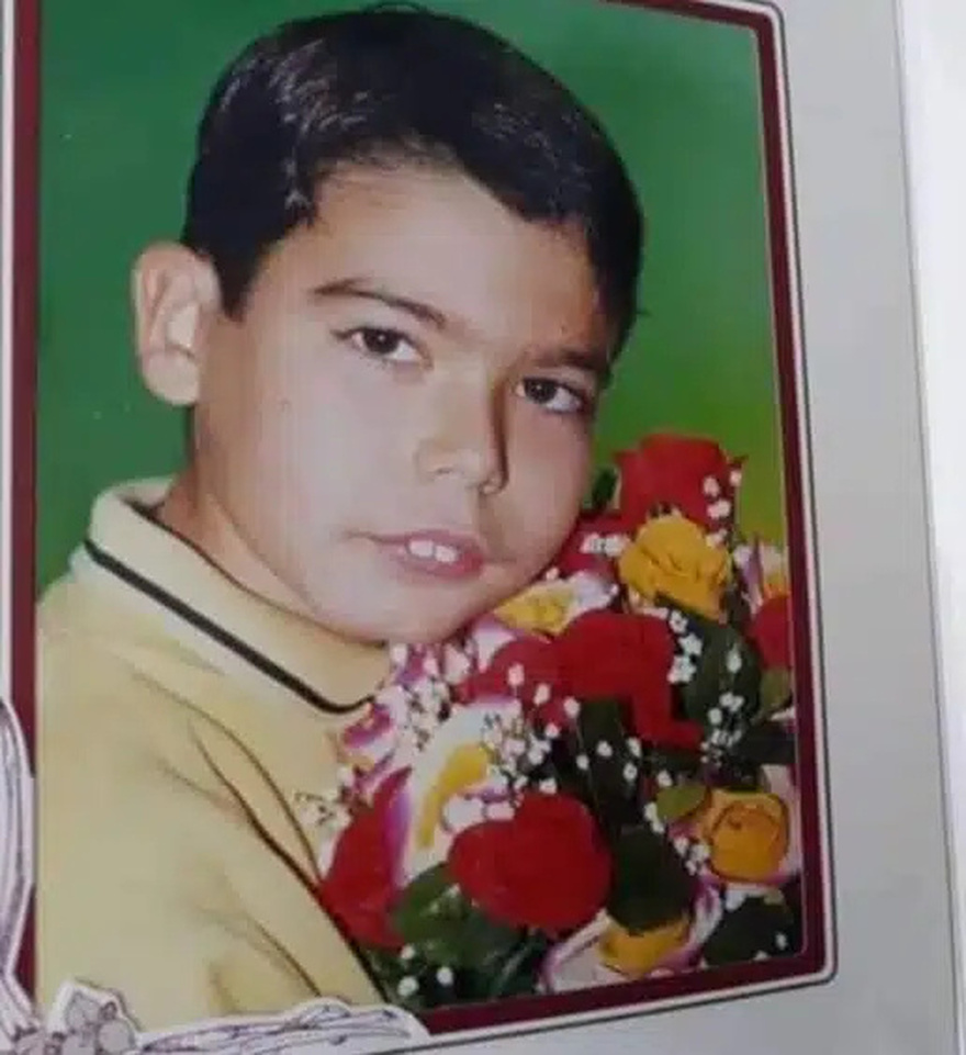 Είναι πασίγνωστος Έλληνας – Η φωτογραφία του από τη παιδική του ηλικία που κάνει θραύση