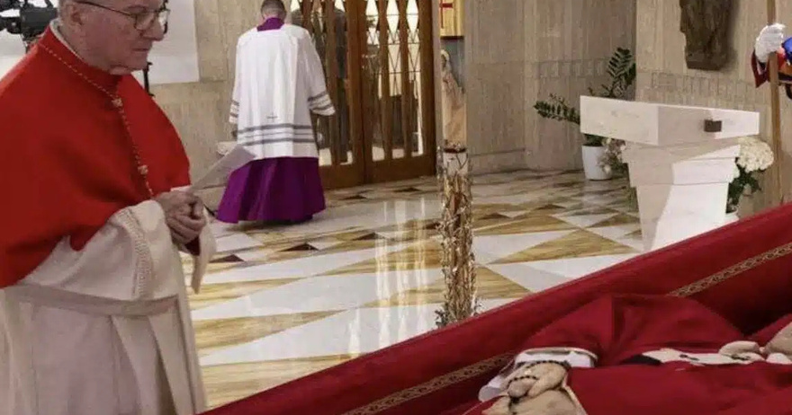 Πάπας Φραγκίσκος: Oι πρώτες φωτογραφίες με το ανοιχτό φέρετρο – Τι θα γράφει στον τάφο του