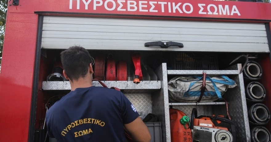 Φωτιά σε διαμέρισμα στην Πανόρμου – Επιχειρούν ισχυρές δυνάμεις της Πυροσβεστικής