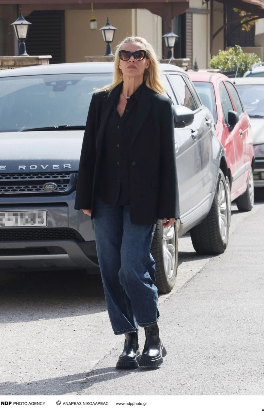 Σε άσχημη κατάσταση η Ζέτα Μακρυπούλια: Κατέρρευσε στη κηδεία της Καίτης Κωνσταντίνου, στο πλευρό της η Βίκυ Σταυροπούλου