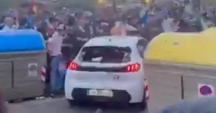 Σοκαριστικό επεισόδιο πριν από το ντέρμπι: Αυτοκίνητο παρέσυρε οπαδούς!