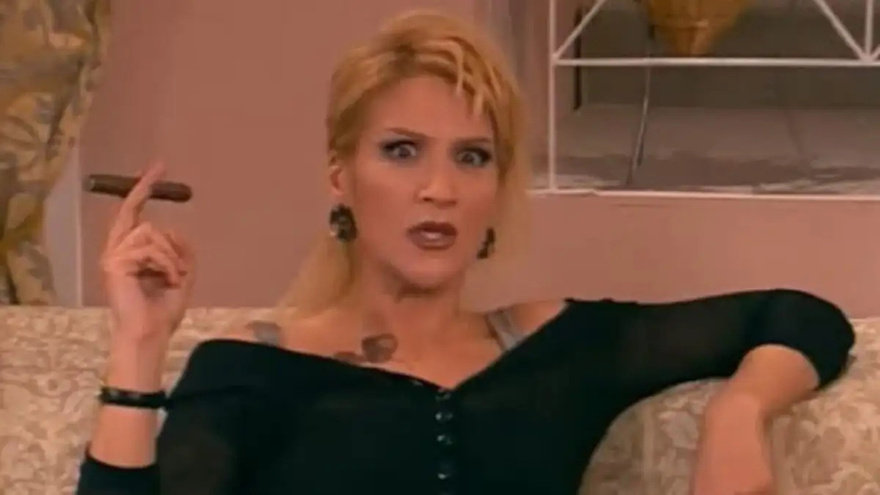 Σε άσχημη κατάσταση η Ζέτα Μακρυπούλια: Κατέρρευσε στη κηδεία της Καίτης Κωνσταντίνου, στο πλευρό της η Βίκυ Σταυροπούλου