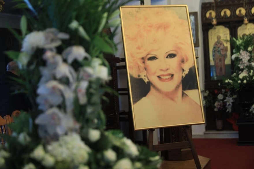 Λίγοι το παρατήρησαν αλλά εκείνη την ώρα δεν είπαν τίποτα: Η αμήχανη στιγμή με την Αγγελική Ηλιάδη στην κηδεία της Καίτης Γκρέυ