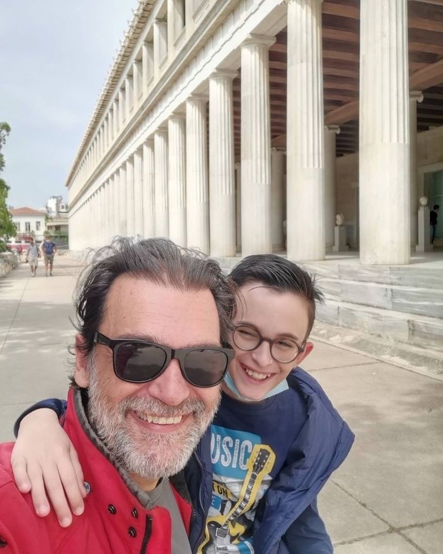 Πήρε το χαμόγελο και τη λάμψη της Καρέζη: O Ιάσoνας Καζάκος μεγάλωσε και δείχνει την ομοιότητα με την αξέχαστη γιαγιά του