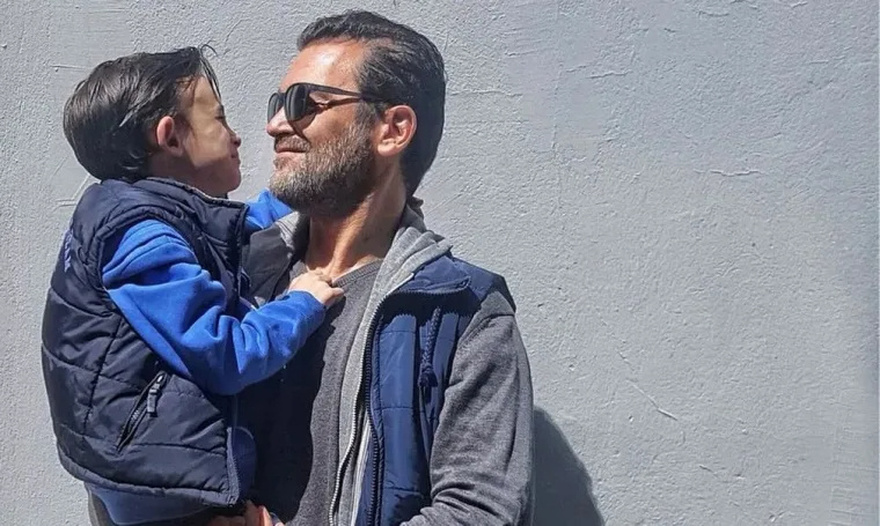 Πήρε το χαμόγελο και τη λάμψη της Καρέζη: O Ιάσoνας Καζάκος μεγάλωσε και δείχνει την ομοιότητα με την αξέχαστη γιαγιά του