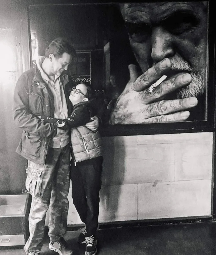 Πήρε το χαμόγελο και τη λάμψη της Καρέζη: O Ιάσoνας Καζάκος μεγάλωσε και δείχνει την ομοιότητα με την αξέχαστη γιαγιά του