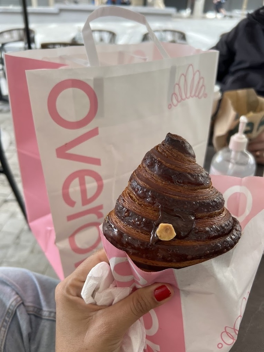 Overoll: Η θρυλική croissanterie
